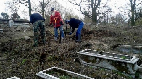 Biorą łopaty i jadą na cmentarz - społecznicy uratowali już wiele nekropolii w regionie. Fot. Adriana Andrzejewska