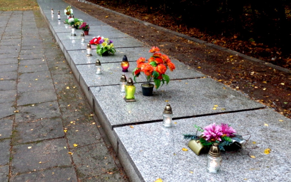 Znicze zapłonęły na mogiłach pomordowanych w Karolewie. Fot. Marcin Doliński