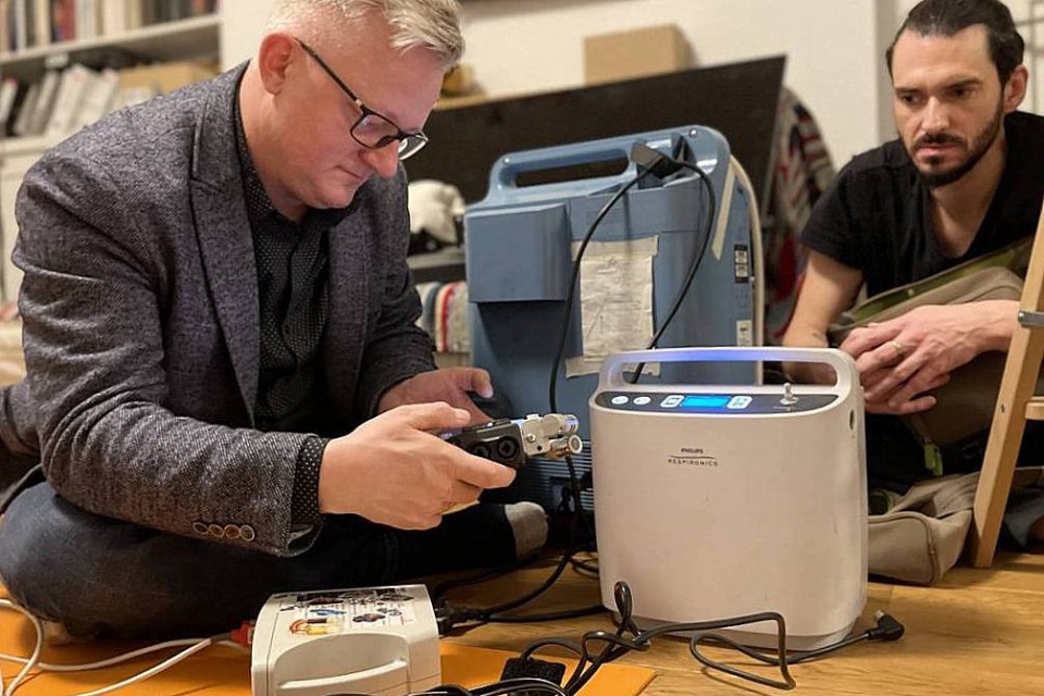 Cierpiący na „Klątwę Ondyny” zasypiają wśród dźwięków aparatury podtrzymujej ich oddech. Fot. materiały PR Lublin