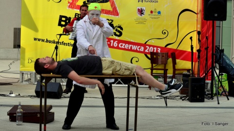 Kilkunastu artystów ulicznych prezentuje się podczas 6. edycji Buskers Festival w Bydgoszczy.