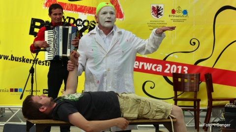 Kilkunastu artystów ulicznych prezentuje się podczas 6. edycji Buskers Festival w Bydgoszczy.