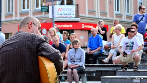 Kilkunastu artystów ulicznych prezentuje się podczas 6. edycji Buskers Festival w Bydgoszczy.