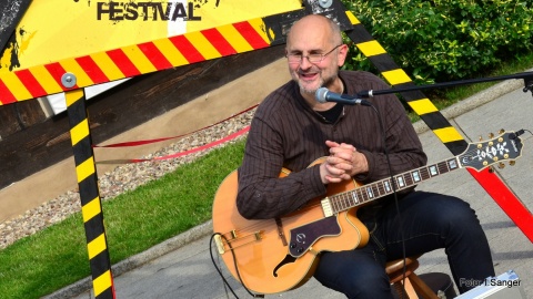 Kilkunastu artystów ulicznych prezentuje się podczas 6. edycji Buskers Festival w Bydgoszczy.