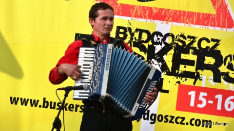 Kilkunastu artystów ulicznych prezentuje się podczas 6. edycji Buskers Festival w Bydgoszczy.