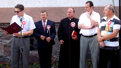 Uczestnicy rowerowego rajdu przybyli do Konecka by odsłonić tablicę ku czci dziedzica, Romana Biesiekierskiego. Fot. materiały nadesłane