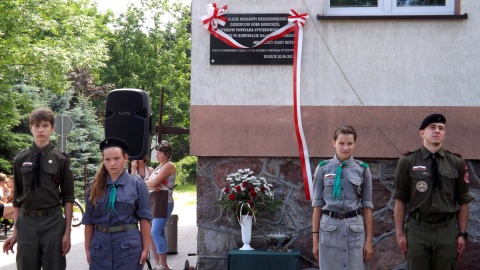 W Konecku harcerze pełnili wartę przy tablicy ku czci dziedzica, Romana Biesiekierskiego. Fot. materiały nadesłane