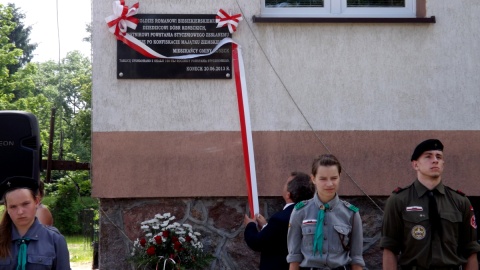 W Konecku nastąpiło uroczyste odsłonięcie tablicy ku czci dziedzica, Romana Biesiekierskiego. Fot. materiały nadesłane