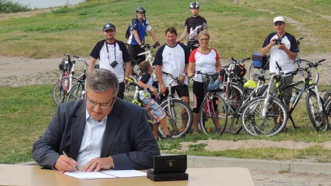 Prezydent Bronisław Komorowski podpisał dokument odnoszący się do projektu dopuszczającego jazdę rowerem po wałach przeciwpowodziowych. Fot. Maciej Wilkowski