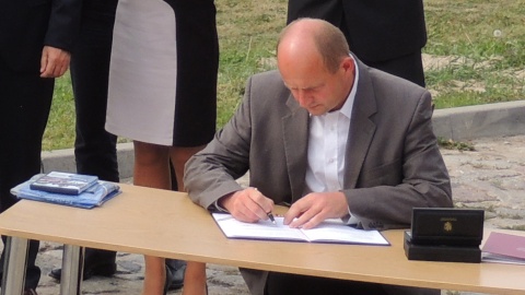 Prezydent Bronisław Komorowski podpisał dokument odnoszący się do projektu dopuszczającego jazdę rowerem po wałach przeciwpowodziowych. Fot. Maciej Wilkowski