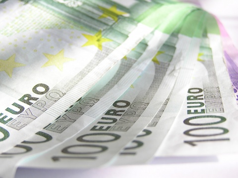 Raport: przed wakacjami za granicą lepiej kupić walutę w polskim kantorze