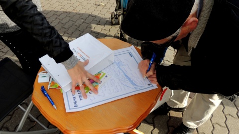 Mieszkańcy Torunia składają podpisy na okolicznościowej karcie