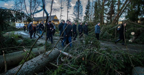 Premier w Zakopanem oglądał skutki halnego i dziękował strażakom