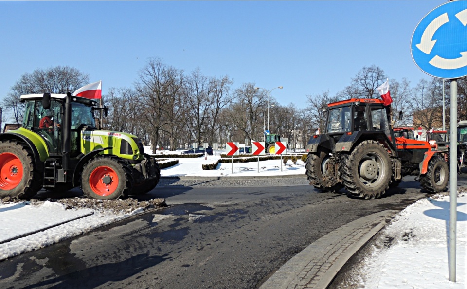 Kilkudziesięciu kujawsko-pomorskich rolników blokowało przez kilkanaście minut Rondo Solidarności w Inowrocławiu. Foto: Zdzisław Drążkowski