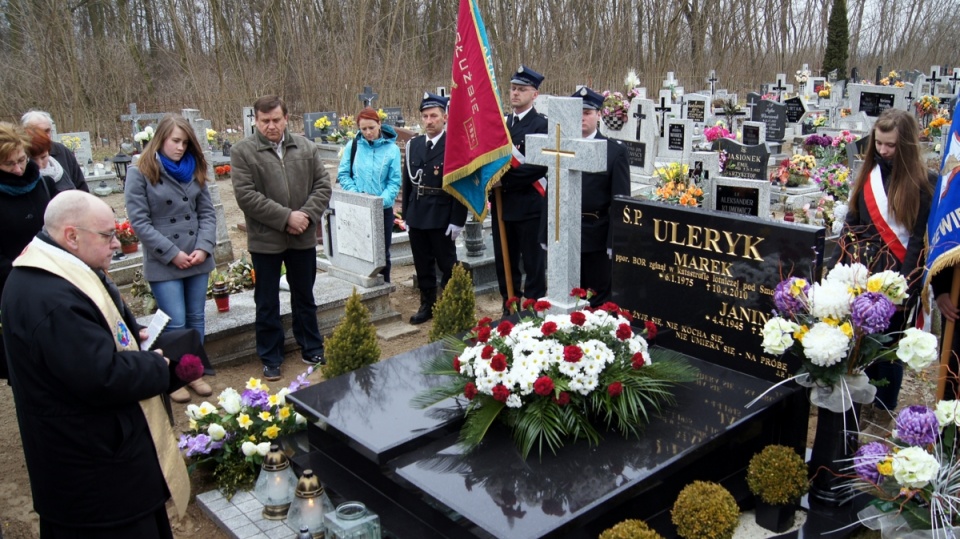Kilkudziesięciu mieszkańców Dziewierzewa uczciło pamięć oficera BOR-u , który zginął w katastrofie smoleńskiej. Fot >Henryk Żyłkowski