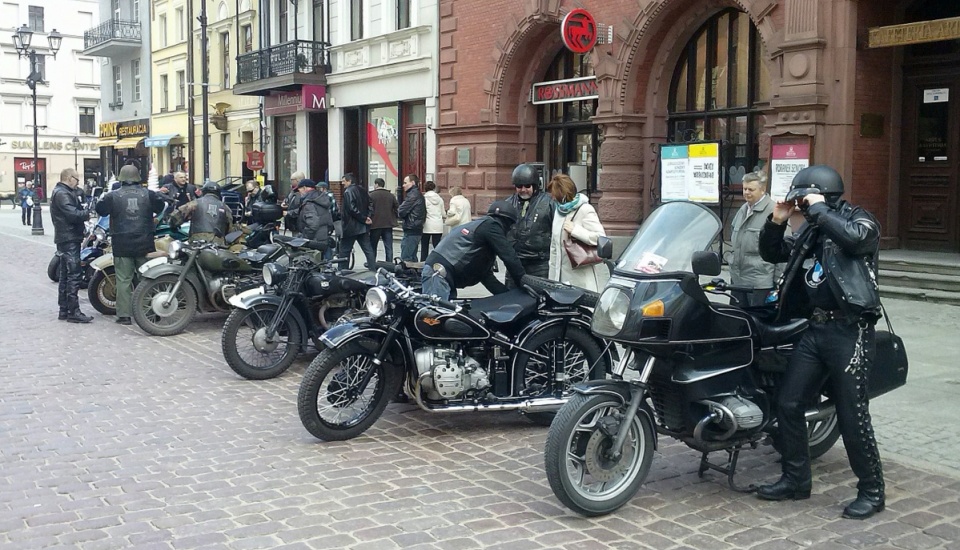 Motocykle i ulotki miały zachęcić torunian do oddawania krwi. Fot. Monika Kaczyńska