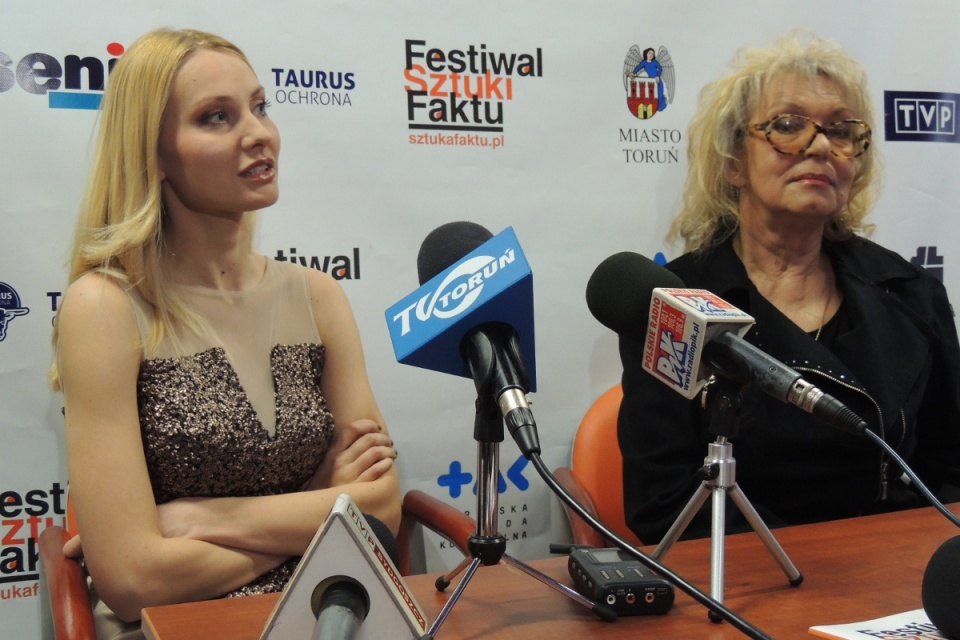 Joanna Moro i Katarzyna Gaertner w trakcie konferencji prasowej I Festiwalu Sztuki Faktu w Toruniu. fot: Iwona Muszytowska-Rzeszotek