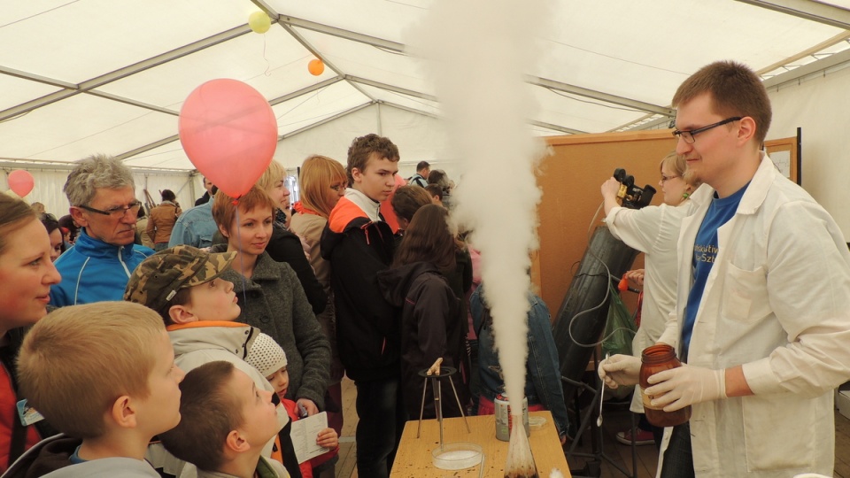 Drugi dzień festiwalu przyciągnął tłumy ciekawskich do Namiotu Przygód przy Rynku Staromiejskim w Toruniu. Fot. Michał Zaręba