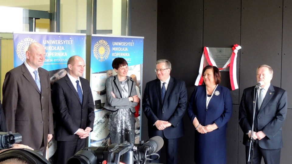 Prezydent Bronisław Komorowski wspólnie z rektorem UMK prof. Andrzejem Tretynem, oficjalnie otworzył w Toruniu Interdyscyplinarne Centrum Nowoczesnych Technologii. Fot. Monika Kaczyńska