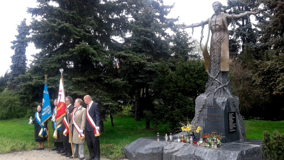 Torunianie złożyli kwiaty pod pomnikiem księdza Jerzego Popiełuszki. Fot. Michał Zaręba