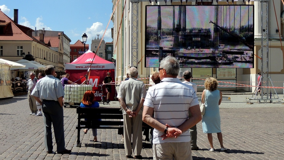 Torunianie na telebimie mogą obserwować działania mostowych ekip budowlanych. Fot. Adriana Andrzejewska