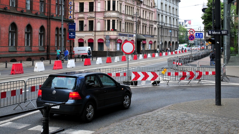 Drogowcy przywrócili ruch na Gdańskiej w Bydgoszczy, ale rozpoczęła się wymiana zwrotnic i torowiska przy kościele klarysek. Fot. Ireneusz Sanger