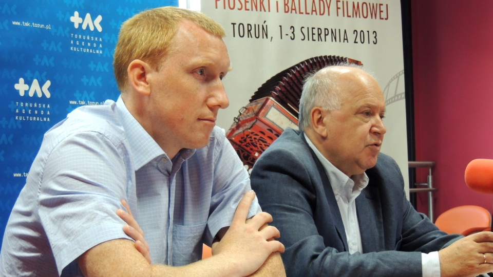 Krystian Kubjaczyk, szef Toruńskiej Agendy Kulturalnej i Andrzej Szmak, dyrektor Piosenki i Ballady Filmowej na konferencji prasowej poświęconej tegorocznej edycji festiwalu. Fot. I. Muszytowska-Rzeszotek