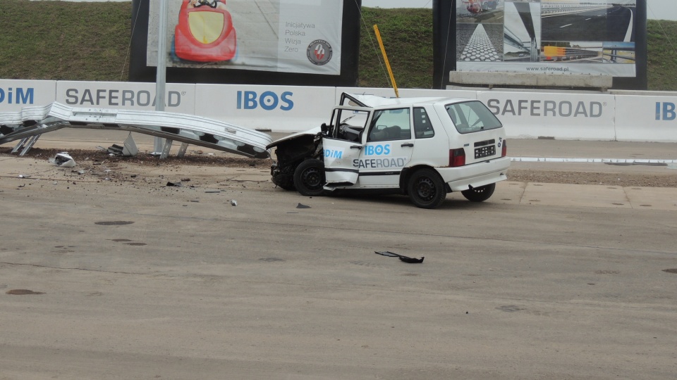 "Crash-test" zorganizowano na poligonie doświadczalnym Instytutu Badawczego Ochronnych Systemów przy ul. Marcinkowskiego w Inowrocławiu. Fot. Monika Kaczyńska.