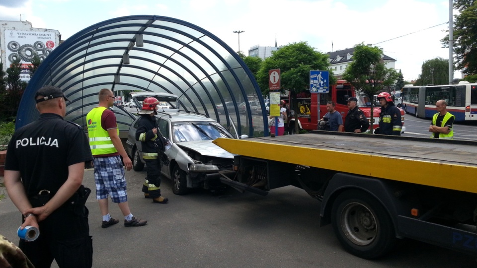 Samochód przebił wiatę i spadł na schody przejścia podziemnego. Fot. Adam Droździk