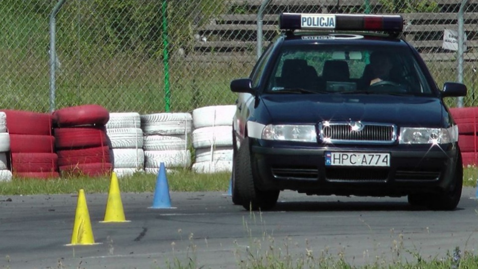 Wśród turniejowych konkurencji znalazły się m.in.: jazda sprawnościowa motocyklem i samochodem, kierowanie ruchem na skrzyżowaniu oraz strzelanie z broni służbowej. Fot. KWP Bydgoszcz