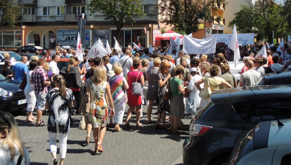 Pod włocławskim ratuszem nauczyciele prostestowali w obronie miejsc pracy w oświacie. Fot. Marek Ledwosiński