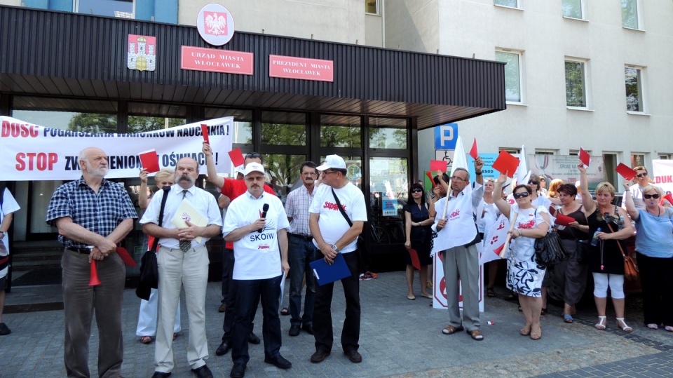 Pikieta we Włocławku była wspólną manifestacją nauczycielskiej Solidarności, Związku Nauczycielstwa Polskiego i OPZZ. Fot. Marek Ledwosiński