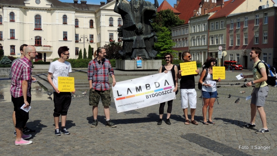 Organizatorzy Bydgoskich Dni Różnorodności zakleili sobie usta i rozdawali ulotkiw Bydgoszczy. Fot. Tatiana Adonis