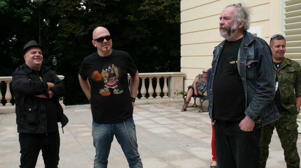 Yach Paszkiewicz i członkowie zespołu Big Cyc nagrywają teledysk w podbydgoskim Ostromecku. Fot. Bogumiła Wresiło.