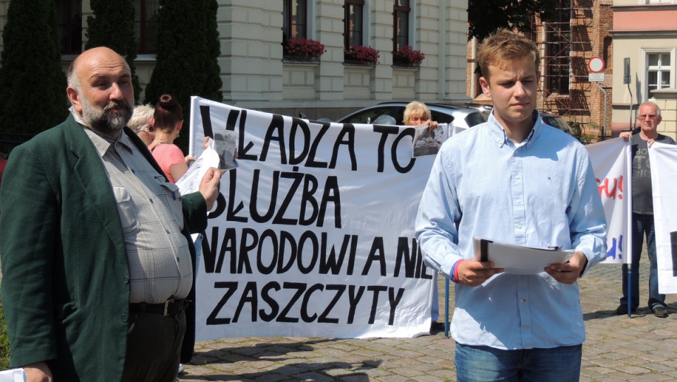 Piotr Najzer z grupy manifestantów pytał, komu potrzebna była rewolucja śmieciowa. Fot. Robert Erdmann