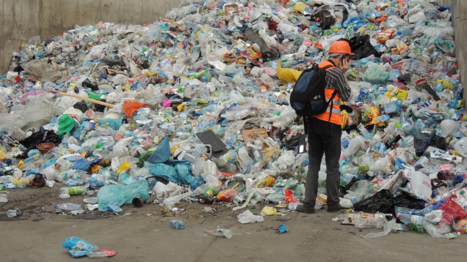 Mieszkańcy Włocławka obawiają się, że zostaną ukarani podwójnymi stawkami za niesegregowanie śmieci. Fot. Marek Ledwosiński