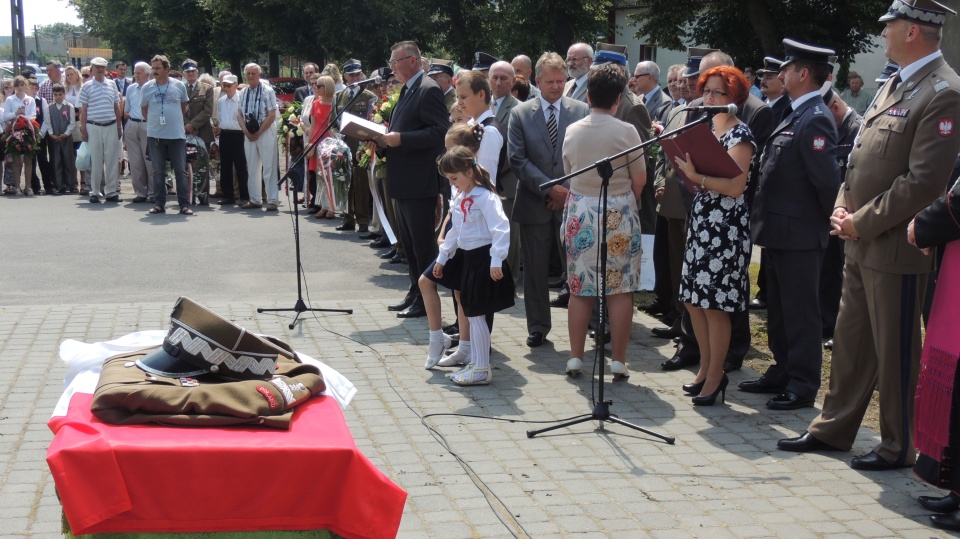 Generał brygady Andrzej Przekwas przekazał Izbie Pamięci replikę munduru generała Sikorskiego. Fot. Adriana Andrzejewska