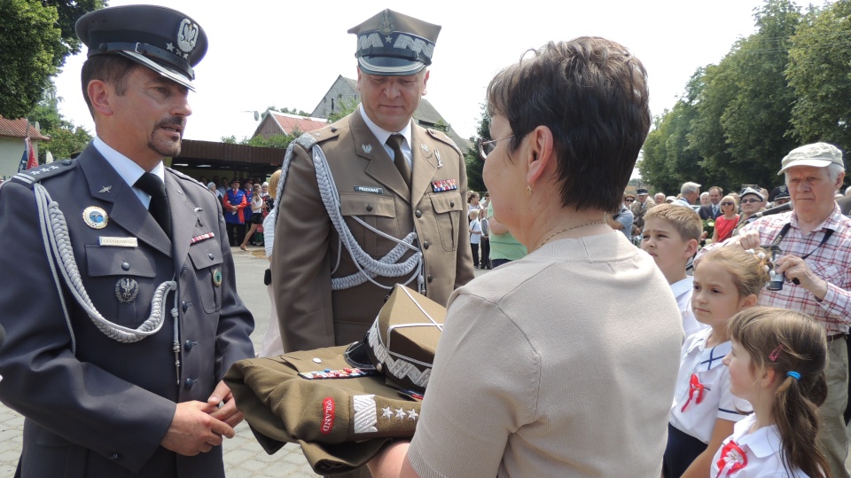 Generał brygady Andrzej Przekwas przekazał Izbie Pamięci replikę munduru generała Sikorskiego. Fot. Adriana Andrzejewska