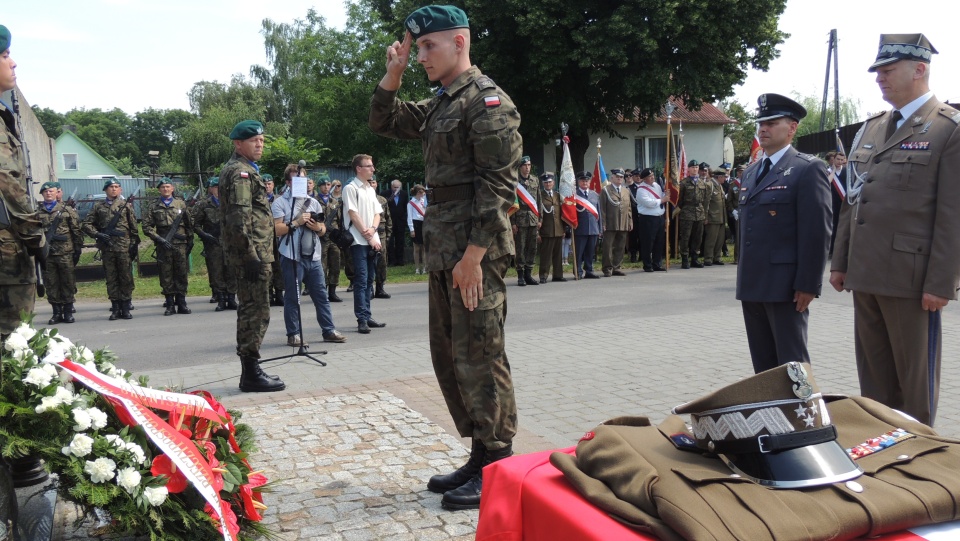 Generał brygady Andrzej Przekwas przekazał Izbie Pamięci replikę munduru generała Sikorskiego. Fot. Adriana Andrzejewska