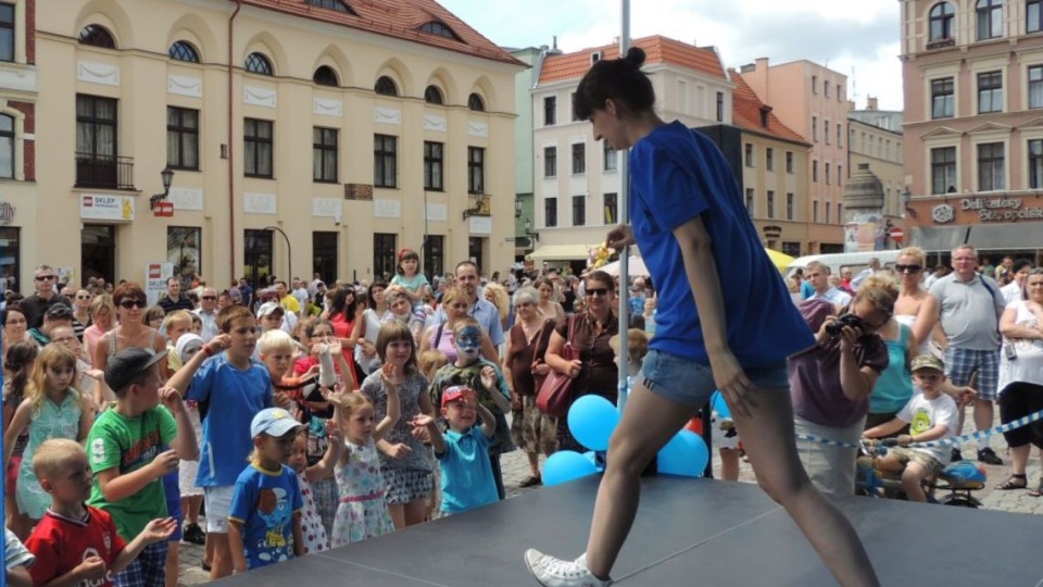 Na Rynku Nowomiejskim zorganizowano chatki w grzybkach, gry, zabawy i konkursy. Fot. Iwona Muszytowska-Rzeszotek