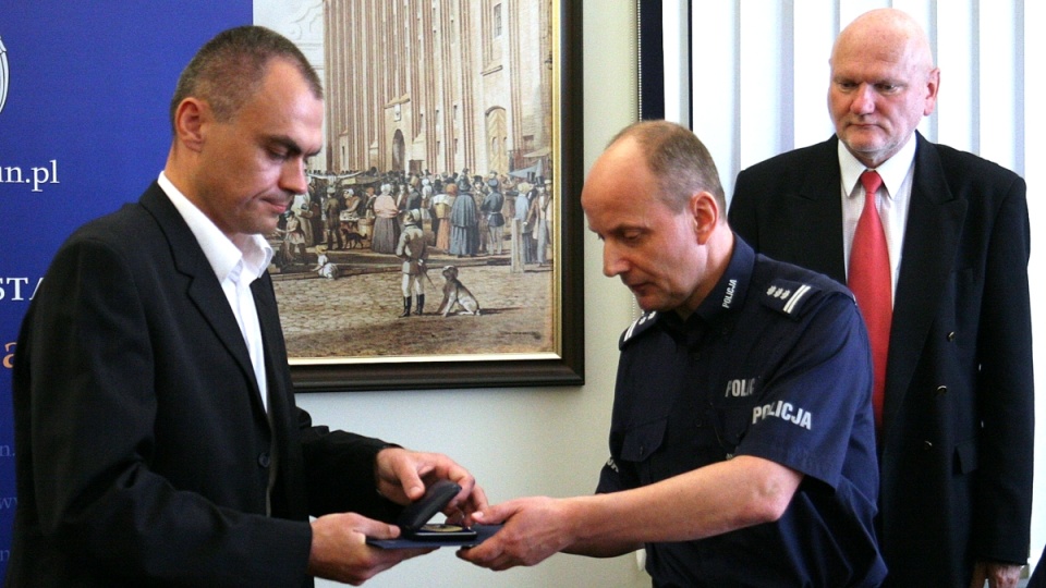 Prezydent Torunia Michał Zaleski i Komendant Wojewódzki Policji nagrodzili za bohaterską postawę kierowcę miejskiego autobusu. Foto: UM Toruń