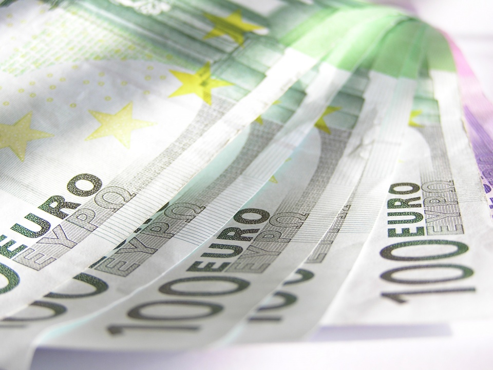 Zdaniem ekspertów,przy wyjeździe do krajów strefy euro najlepszym rozwiązaniem będzie zakup tej waluty w polskich kantorach. Fot. sxc.hu