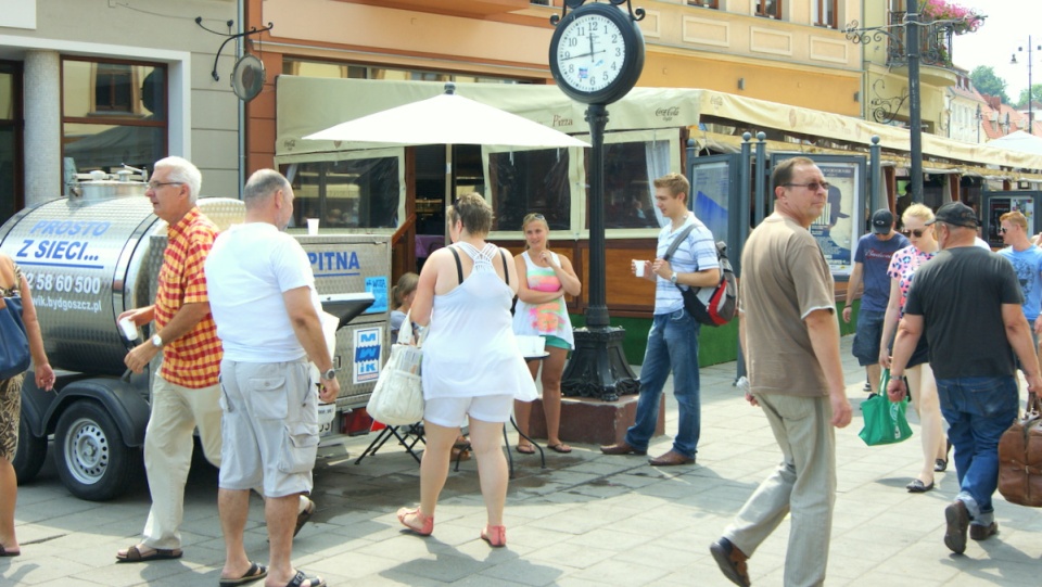 Może trochę wody? Punkt dystrybucji wody dla przechodniów na ulicy Mostowej w Bydgoszczy. Fot. Janusz Wiertel.