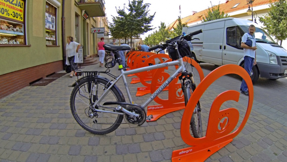Niecodzienne stojaki do rowerów zainstalowała we Włocławku Fundacja Allegro All For Planet. Fot. Jan Sieraczkiewicz