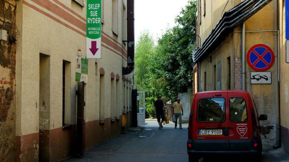 Artystyczne działania w okolicach sklepu Sue Ryder zachęcały bydgoszczan do pomocy nad ciężko chorymi. Fot. Janusz Wiertel