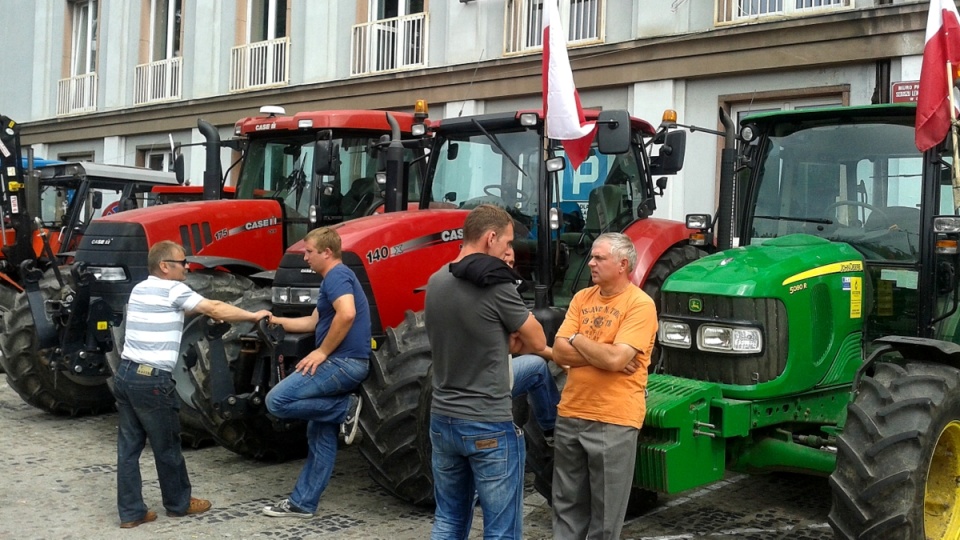 Rolnicy przed siedzibą starostwa czekają na efekty rozmów z wojewodą i wiceministrem rolnictwa. Fot. Michał Zaręba