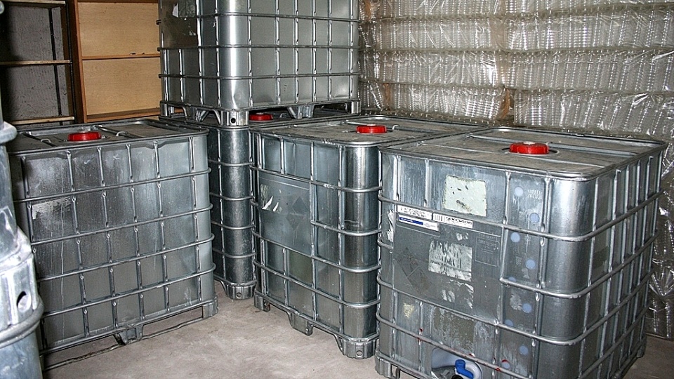 Włocławscy policjanci na terenie jednej z posesji w okolicach miasta odkryli i zabezpieczyli 6 tys. litrów nielegalnego alkoholu. Foto: KMP Włocławek