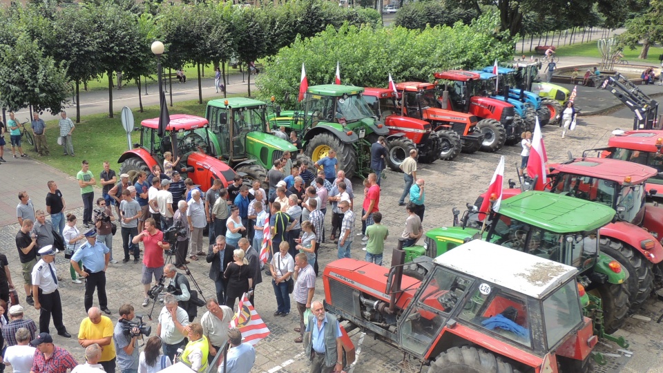 Niepowodzeniem zakończyły się prowadzone z udziałem wojewody i wiceministra rolnictwa rozmowy z protestującymi rolnikami. Fot. Michał Zaręba