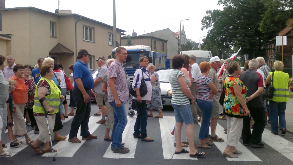 Mieszkańcy Kowalewa przez dwie godziny blokowali 3 przejścia dla pieszych. Fot. Adriana Anmdrzejewska.