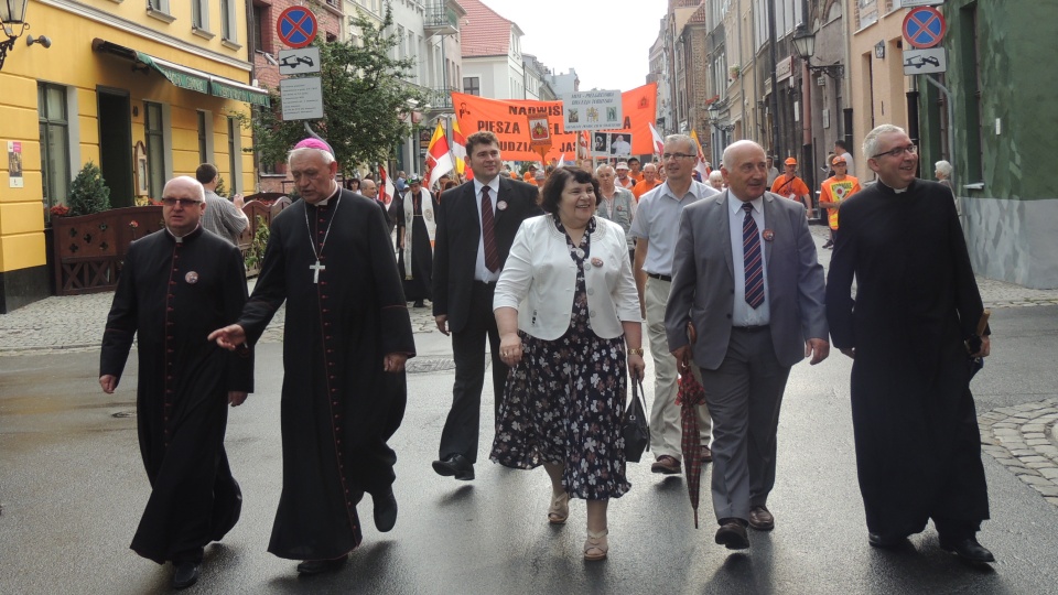 Uczestników 35. Pielgrzymki z Torunia na Jasną Górę żegnali m.in. zastępca prezydenta Torunia Ludwik Szuba i toruński biskup Andrzej Suski. Fot. Michał Zaręba