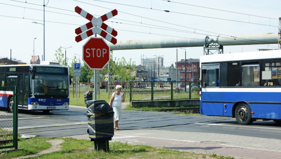 Od poniedziałku, 5 sierpnia przejazd przez torowisko w centrum Bydgoszczy w ciągu ulic Zygmunta Augusta i Zaświat jest niestrzeżony. Fot. Janusz Wiertel